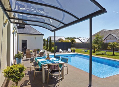 Couverture terrasse et abri design en bord de piscine avec alu et polycarbonate